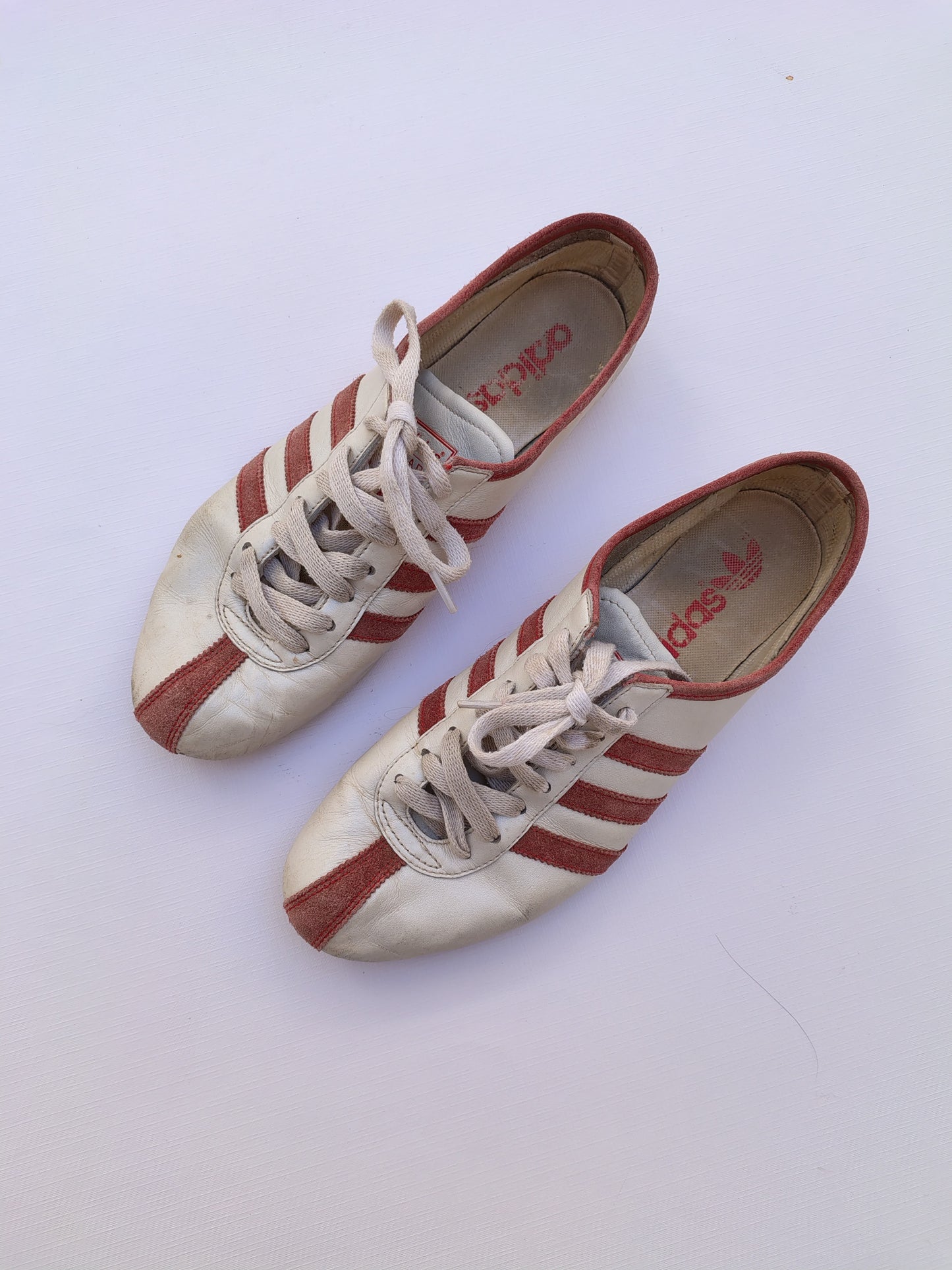Vintage 2004 Adidas Okapi Sneakers – White Pearl Leather with Red Suede Stripes – Classic Y2K Trefoil Trainers – Size EU 40
