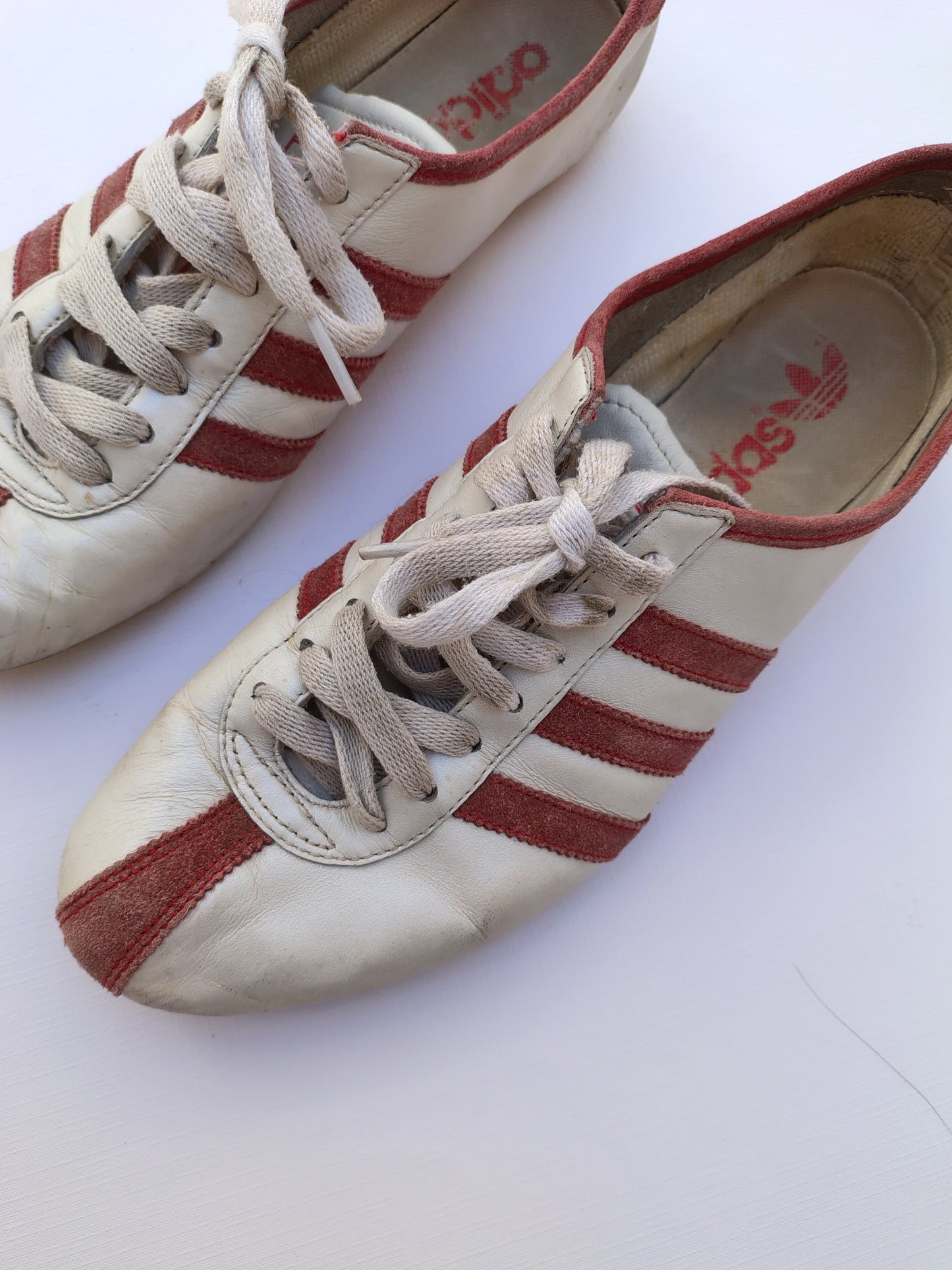 Vintage 2004 Adidas Okapi Sneakers – White Pearl Leather with Red Suede Stripes – Classic Y2K Trefoil Trainers – Size EU 40