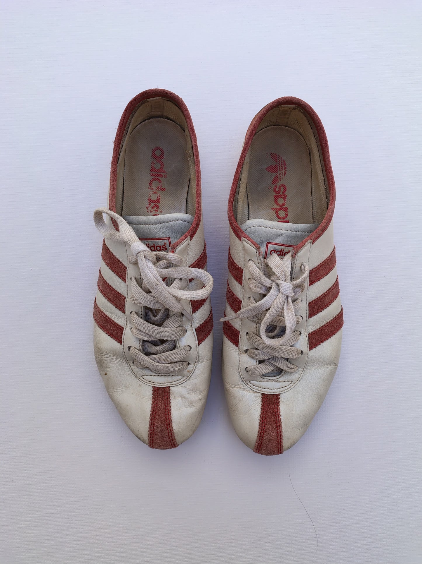 Vintage 2004 Adidas Okapi Sneakers – White Pearl Leather with Red Suede Stripes – Classic Y2K Trefoil Trainers – Size EU 40