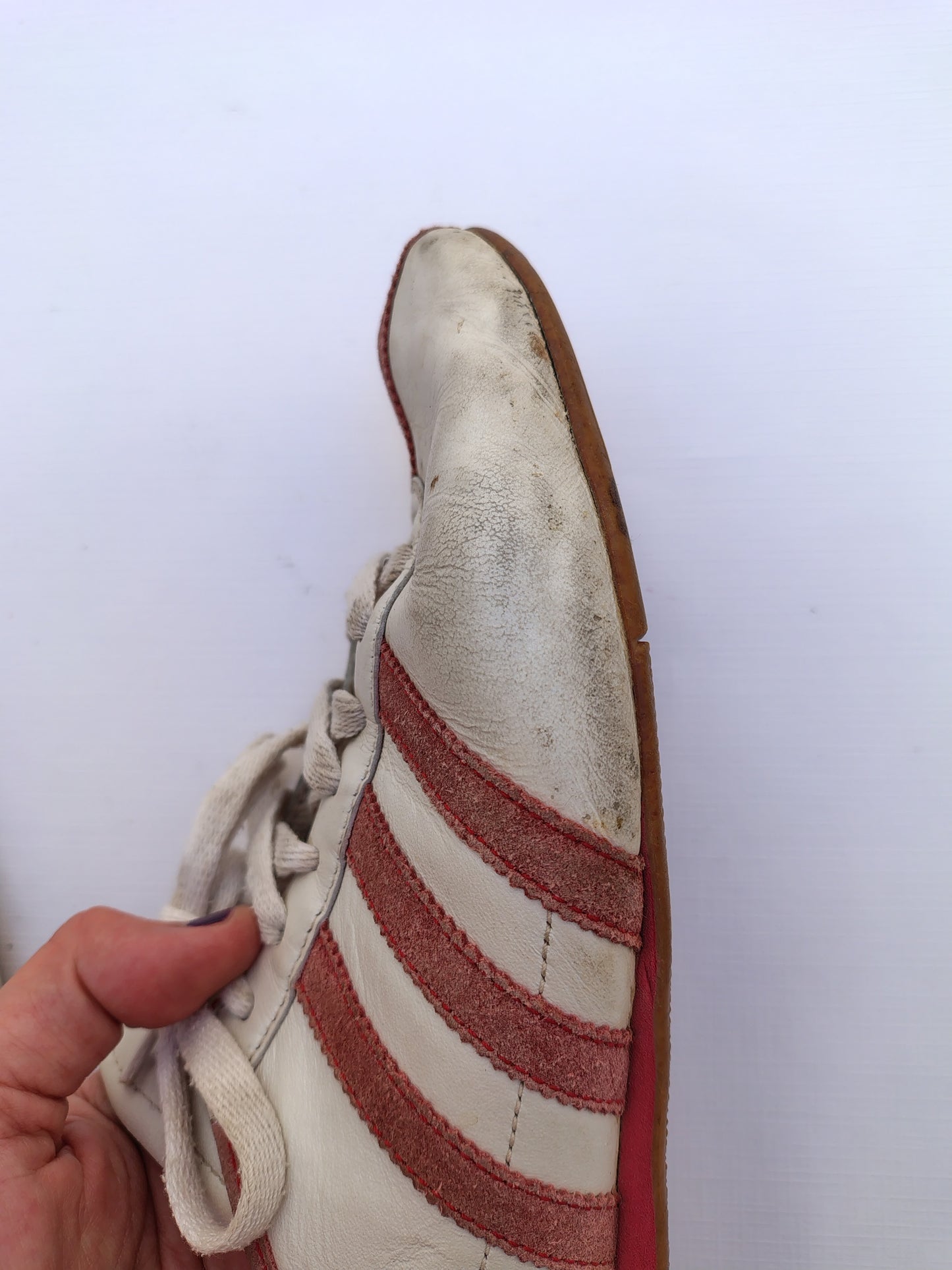 Vintage 2004 Adidas Okapi Sneakers – White Pearl Leather with Red Suede Stripes – Classic Y2K Trefoil Trainers – Size EU 40