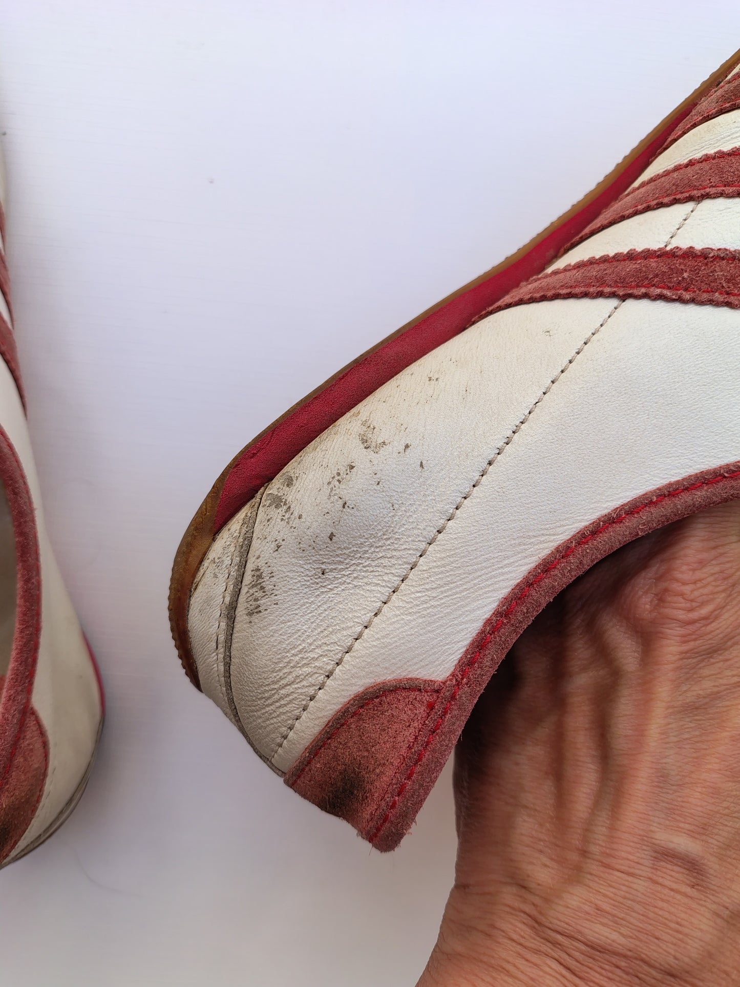 Vintage 2004 Adidas Okapi Sneakers – White Pearl Leather with Red Suede Stripes – Classic Y2K Trefoil Trainers – Size EU 40